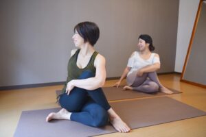 【痩せるヨガポーズ辞典】アルダ・マッチェンドラアーサナ