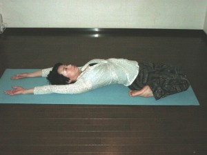 【ヨガポーズ辞典】動画で見る足のむくみに効くスプタ・ウィーラーサナ