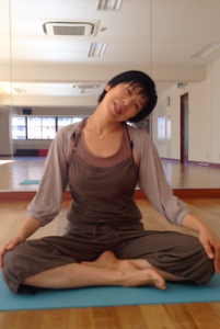 肩こり解消ストレッチ・簡単ヨガポーズ動画