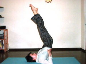 【ヨガポーズ辞典】心の痛みに気づく・ヴィパリータカラニ