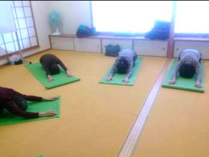 一人暮らしの高齢者にこそ、ヨガ教室を