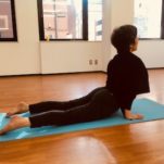 ヨガポーズのやり方・コブラのポーズ